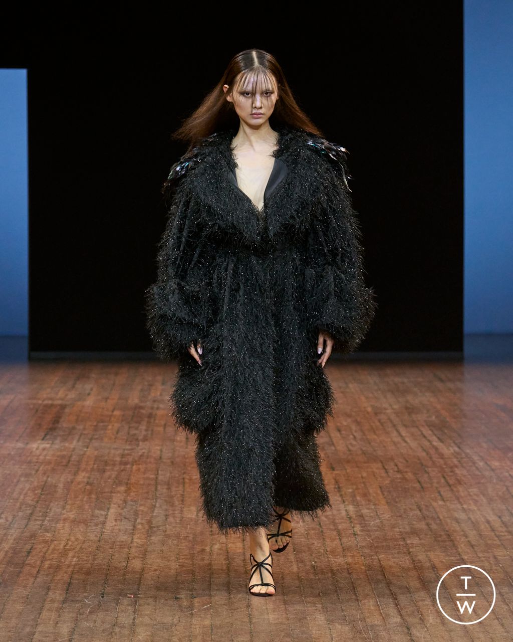 Fashion Week Paris Fall/Winter 2025 look 14 from the Viktor & Rolf collection 高级定制