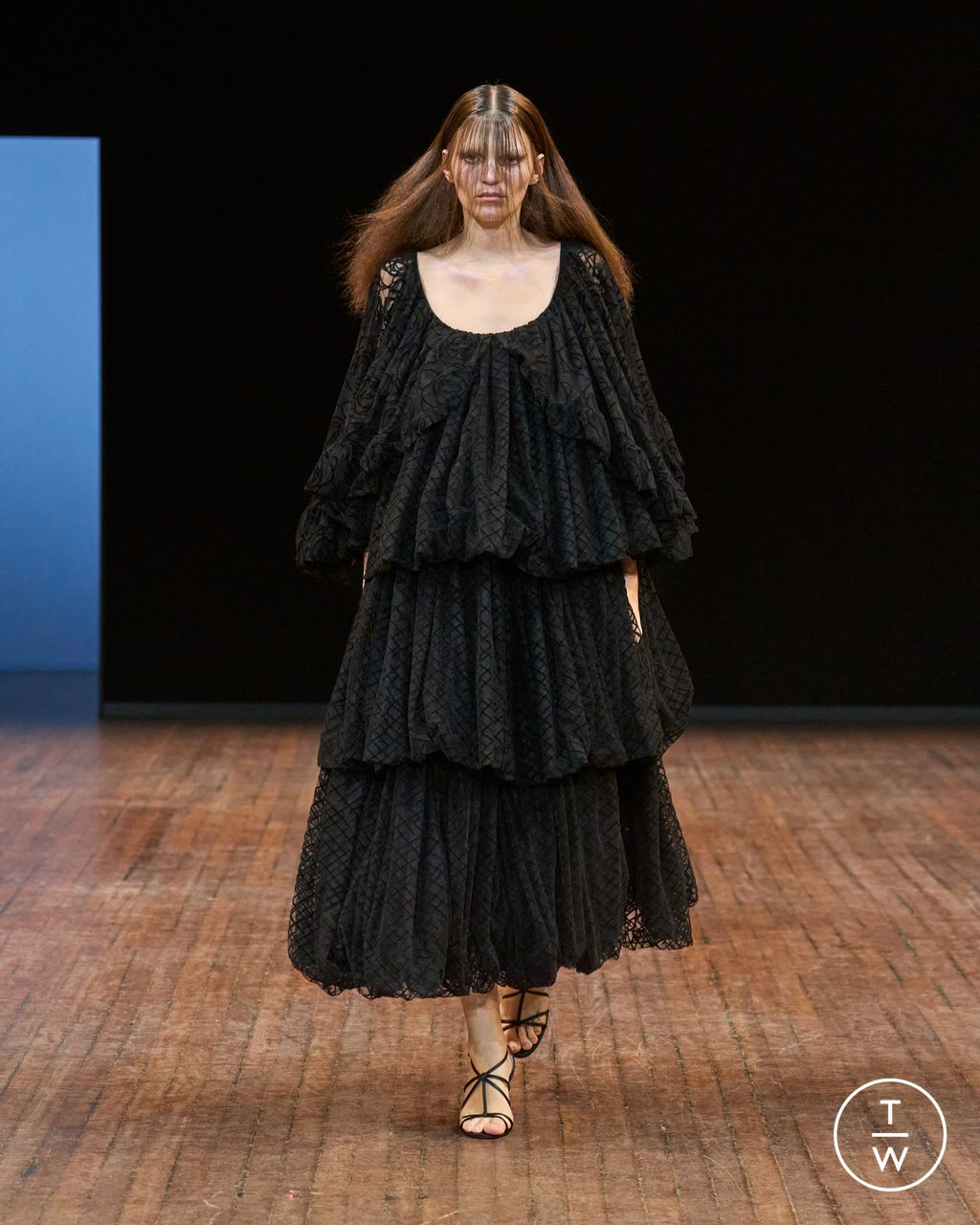 Fashion Week Paris Fall/Winter 2025 look 16 from the Viktor & Rolf collection couture