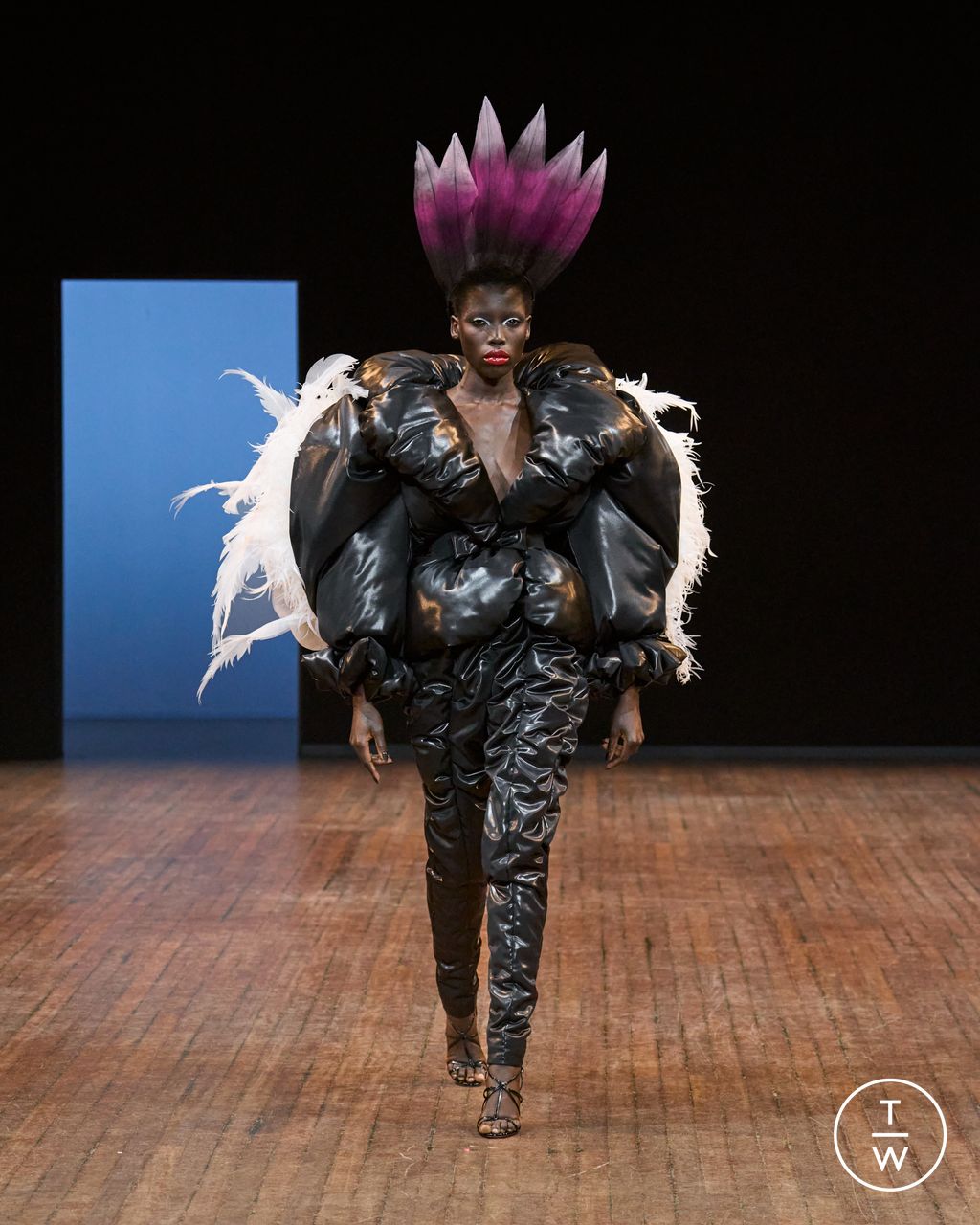 Fashion Week Paris Fall/Winter 2025 look 17 from the Viktor & Rolf collection 高级定制