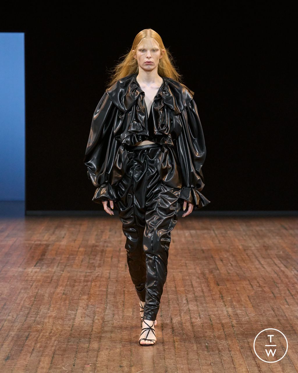 Fashion Week Paris Fall/Winter 2025 look 18 from the Viktor & Rolf collection 高级定制