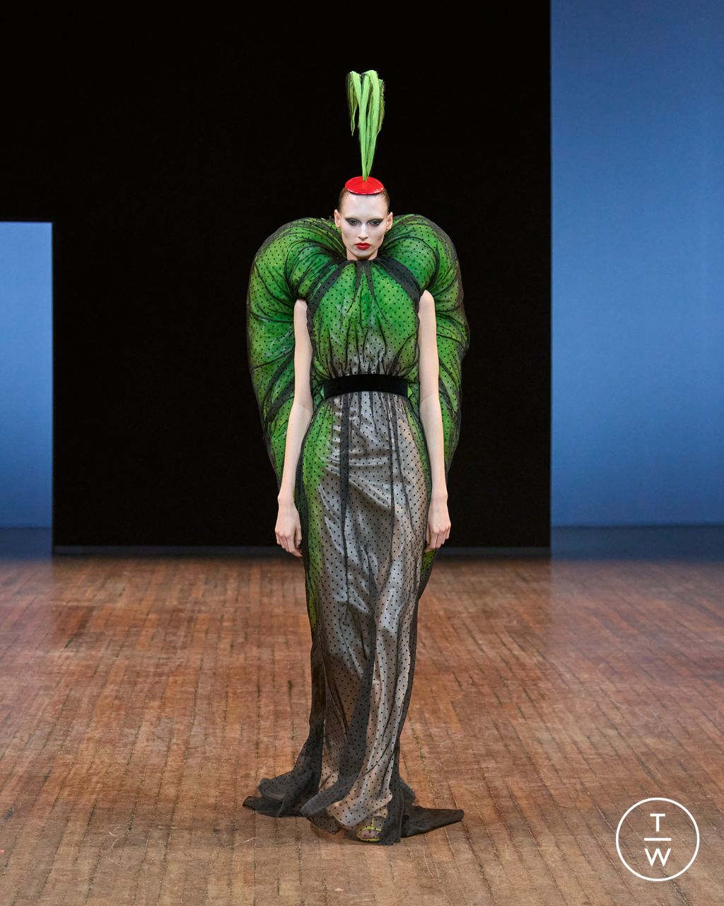 Fashion Week Paris Fall/Winter 2025 look 19 from the Viktor & Rolf collection 高级定制