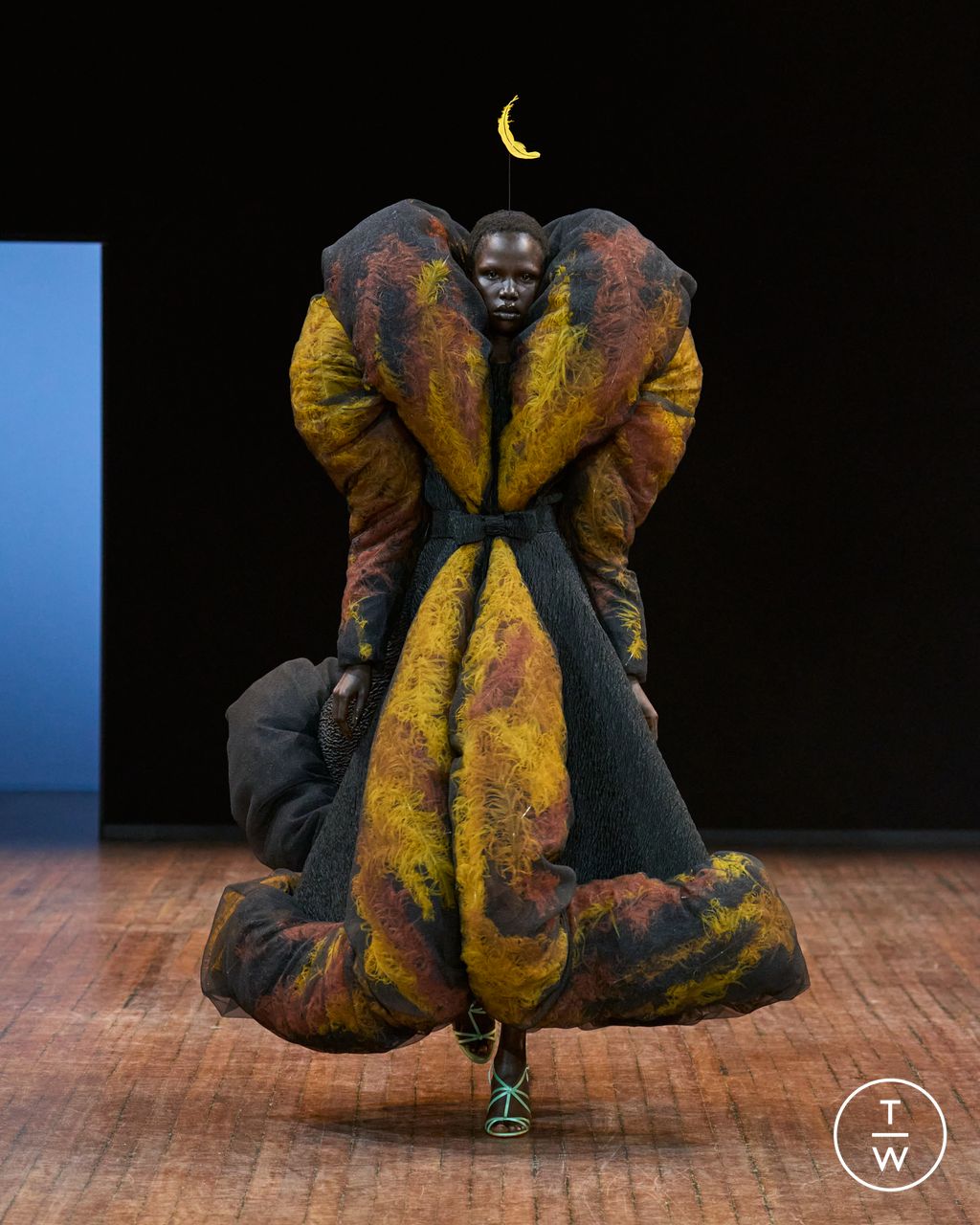 Fashion Week Paris Fall/Winter 2025 look 21 from the Viktor & Rolf collection 高级定制