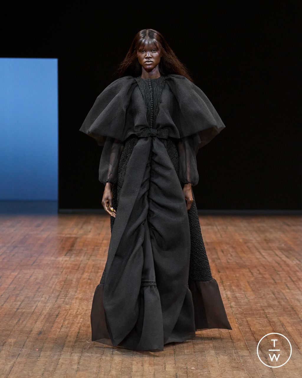 Fashion Week Paris Fall/Winter 2025 look 22 from the Viktor & Rolf collection 高级定制