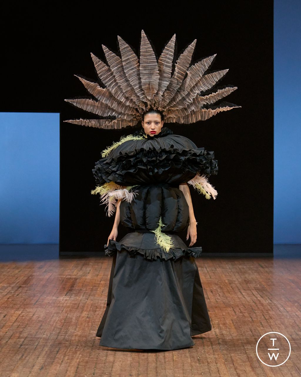 Fashion Week Paris Fall/Winter 2025 look 23 from the Viktor & Rolf collection 高级定制
