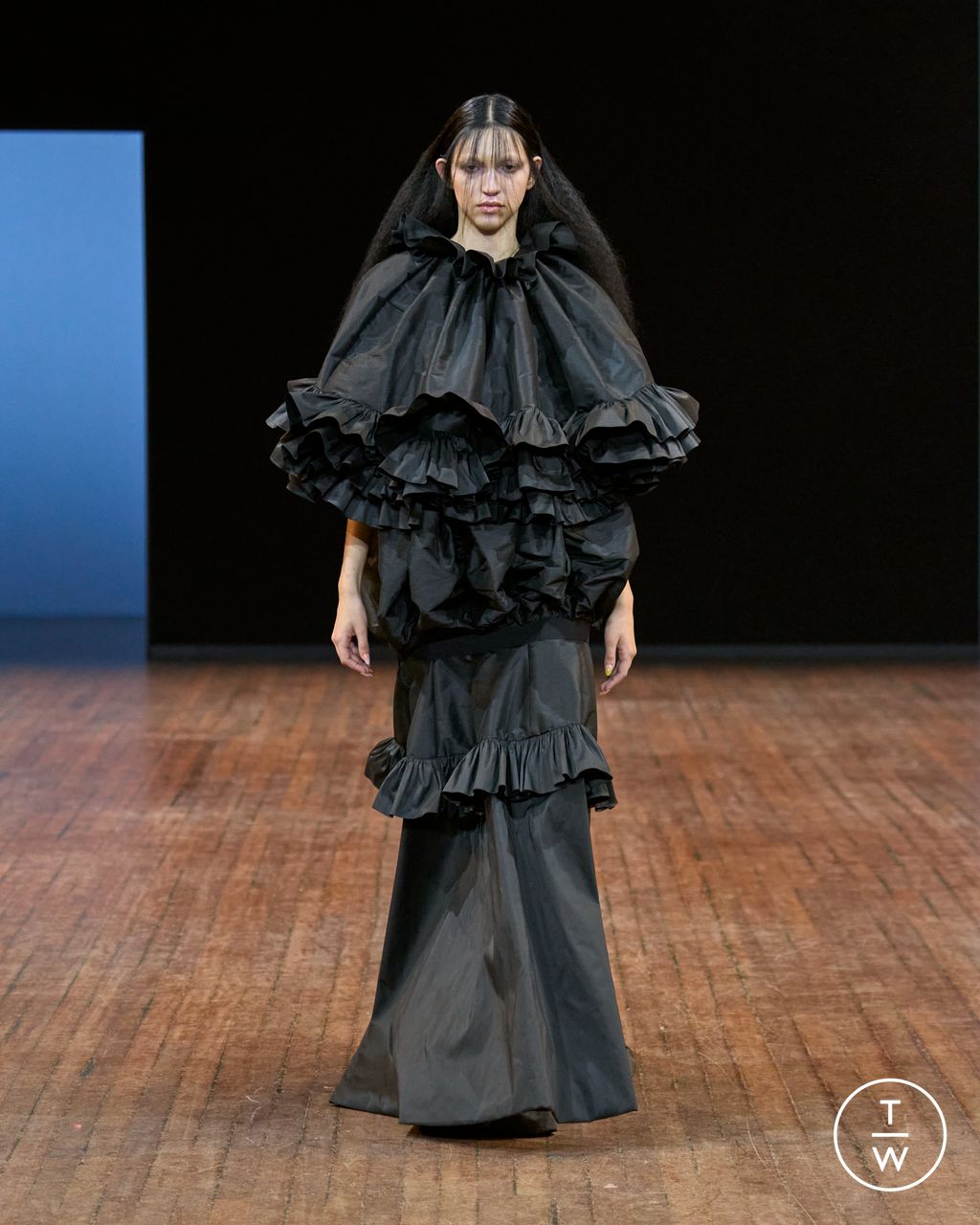Fashion Week Paris Fall/Winter 2025 look 24 from the Viktor & Rolf collection couture