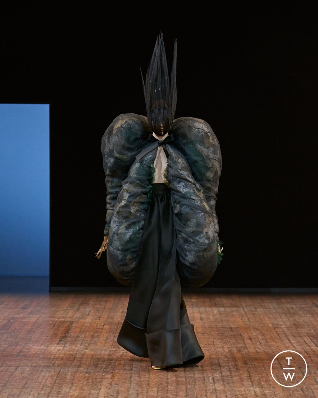 Fashion Week Paris Fall/Winter 2025 look 25 from the Viktor & Rolf collection 高级定制