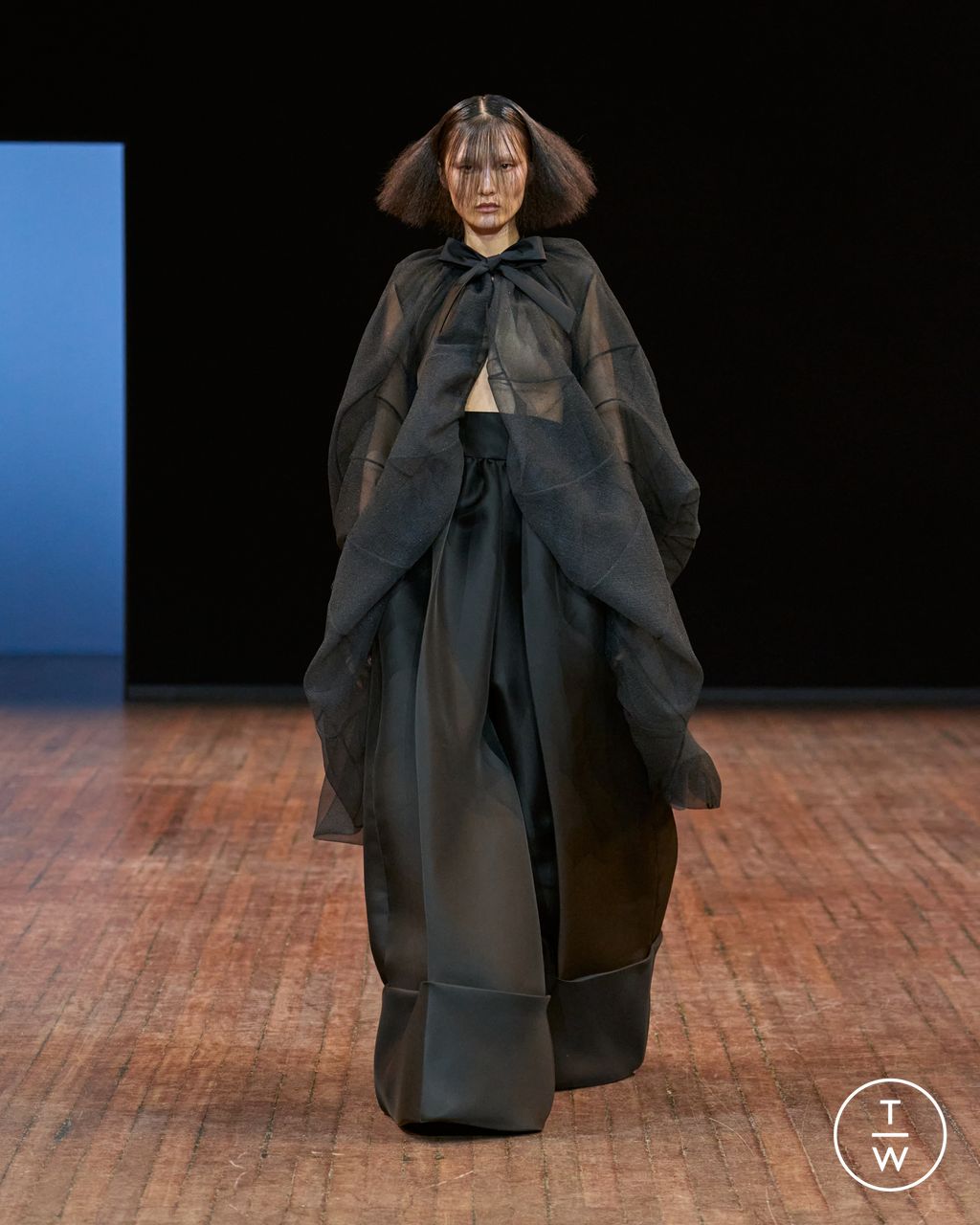 Fashion Week Paris Fall/Winter 2025 look 26 from the Viktor & Rolf collection couture