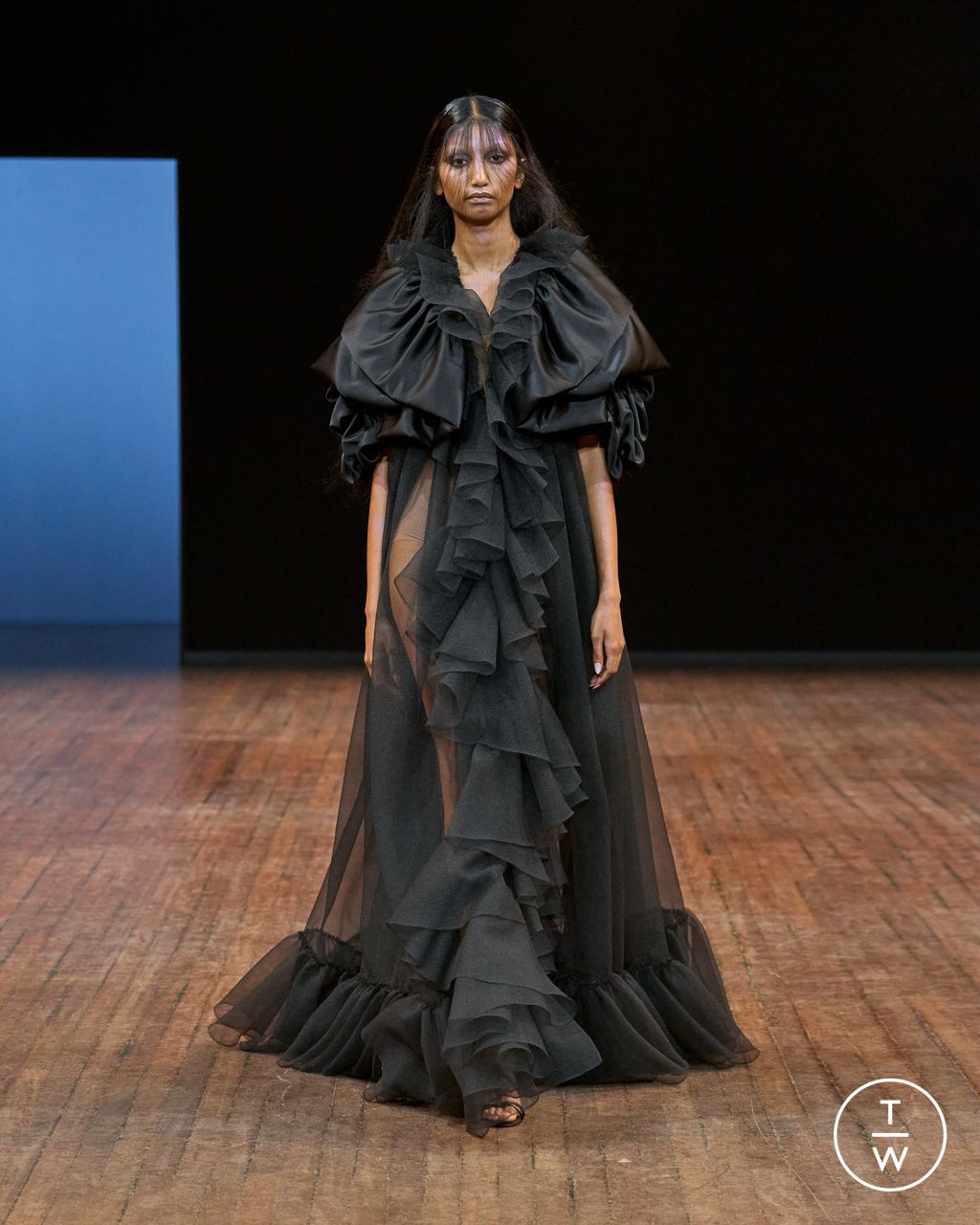 Fashion Week Paris Fall/Winter 2025 look 28 from the Viktor & Rolf collection 高级定制