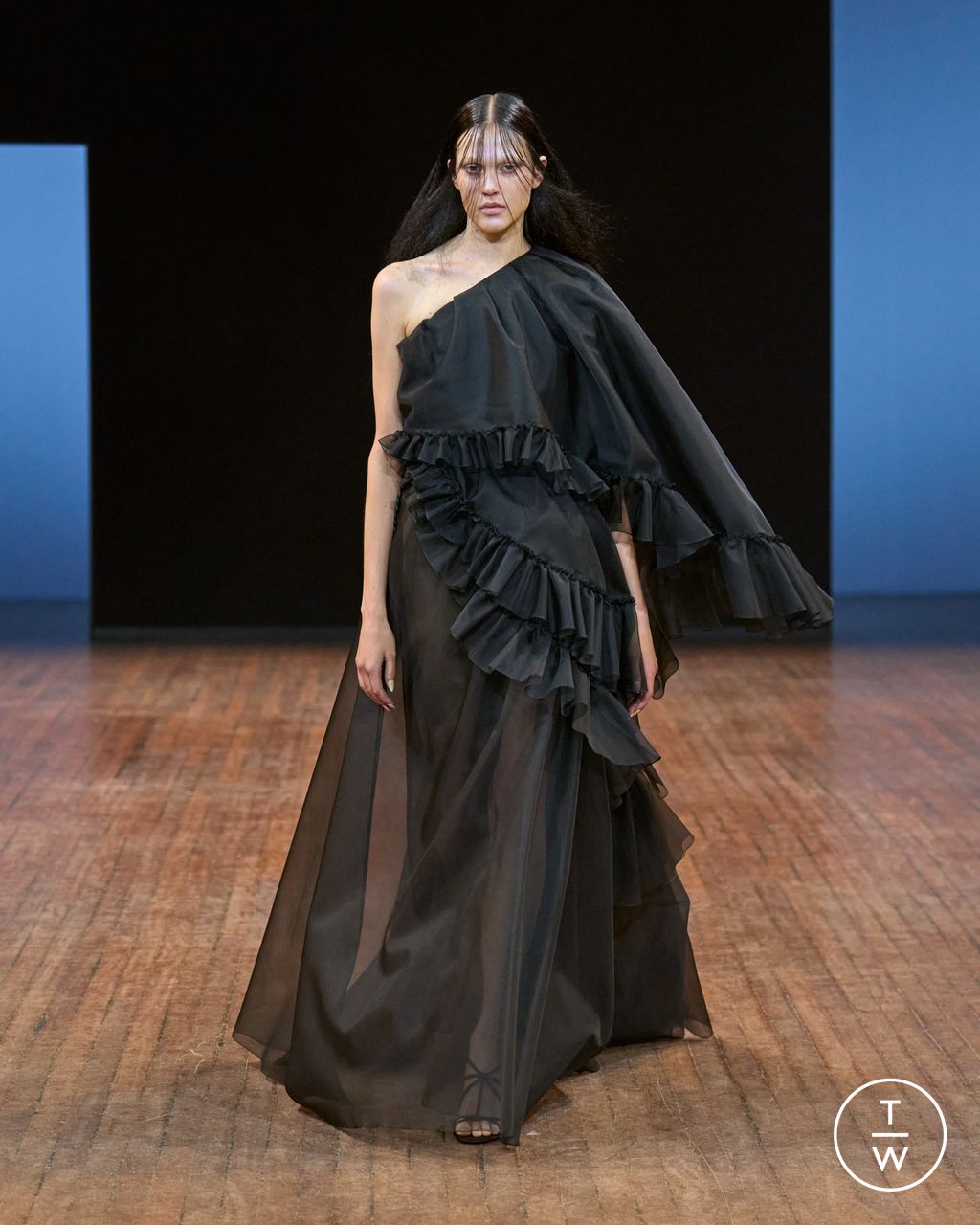 Fashion Week Paris Fall/Winter 2025 look 30 from the Viktor & Rolf collection couture