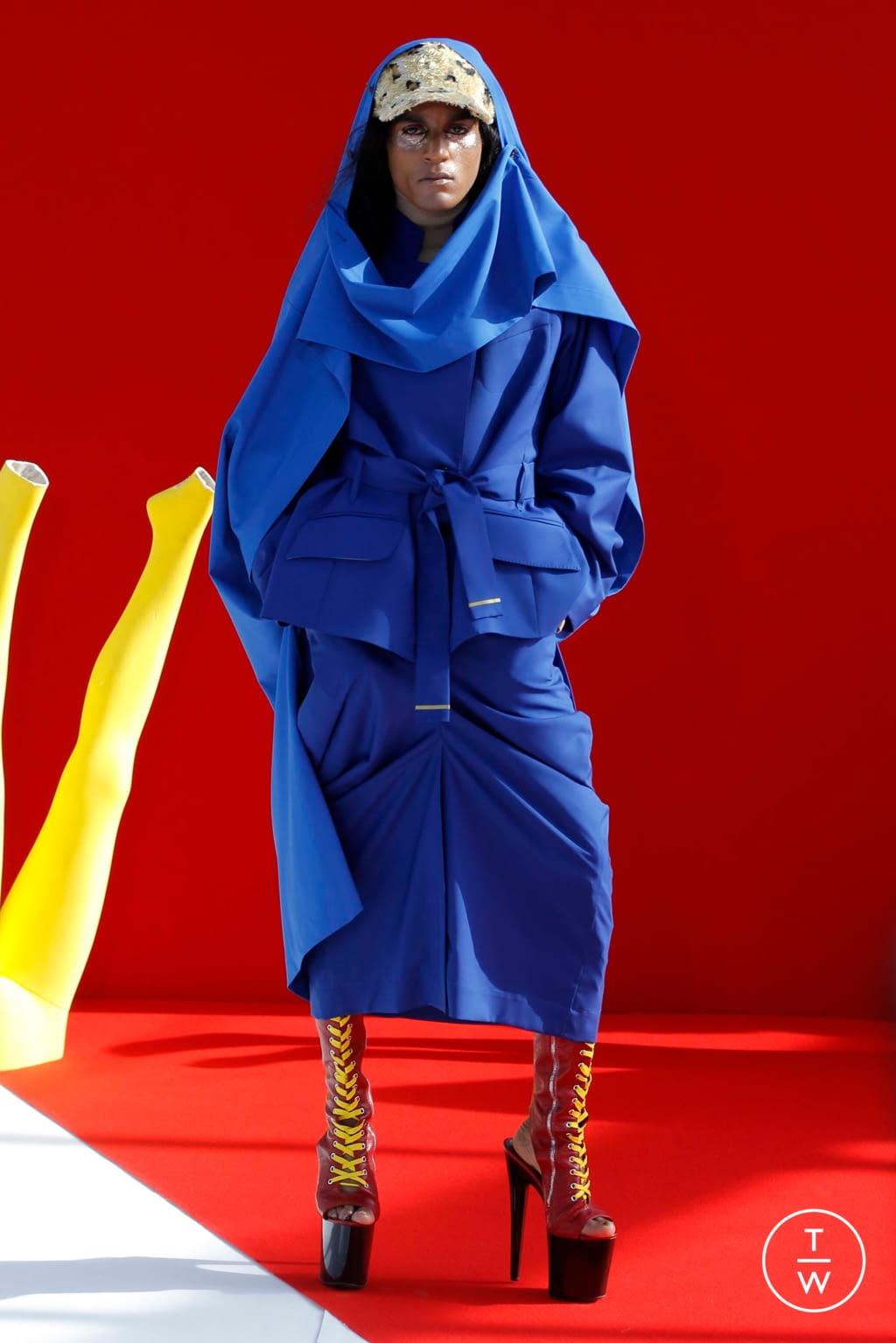 Fashion Week Paris Fall/Winter 2018 look 2 de la collection Andreas Kronthaler for Vivienne Westwood womenswear