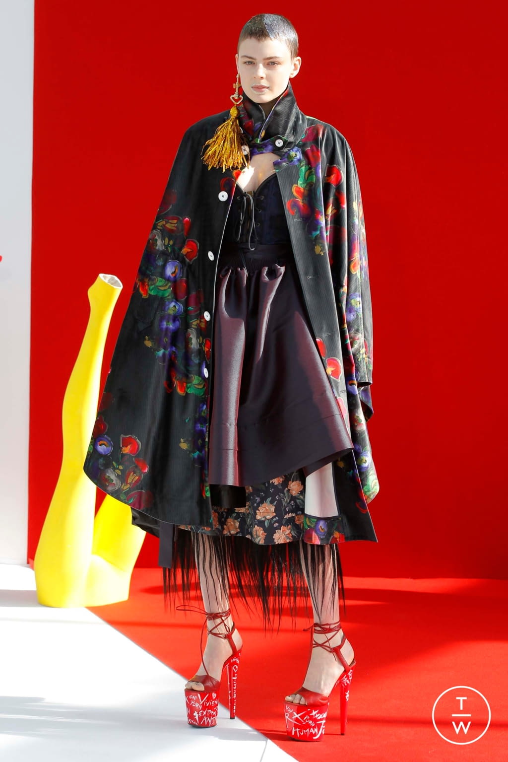 Fashion Week Paris Fall/Winter 2018 look 46 from the Andreas Kronthaler for Vivienne Westwood collection 女装