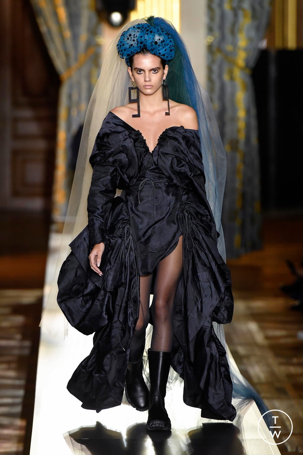 Fashion Week Paris Fall/Winter 2020 look 30 from the Andreas Kronthaler for Vivienne Westwood collection womenswear