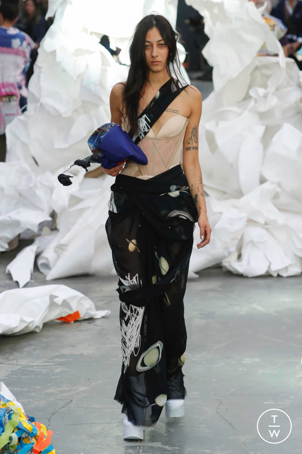 Fashion Week Paris Spring/Summer 2019 look 22 from the Andreas Kronthaler for Vivienne Westwood collection 女装