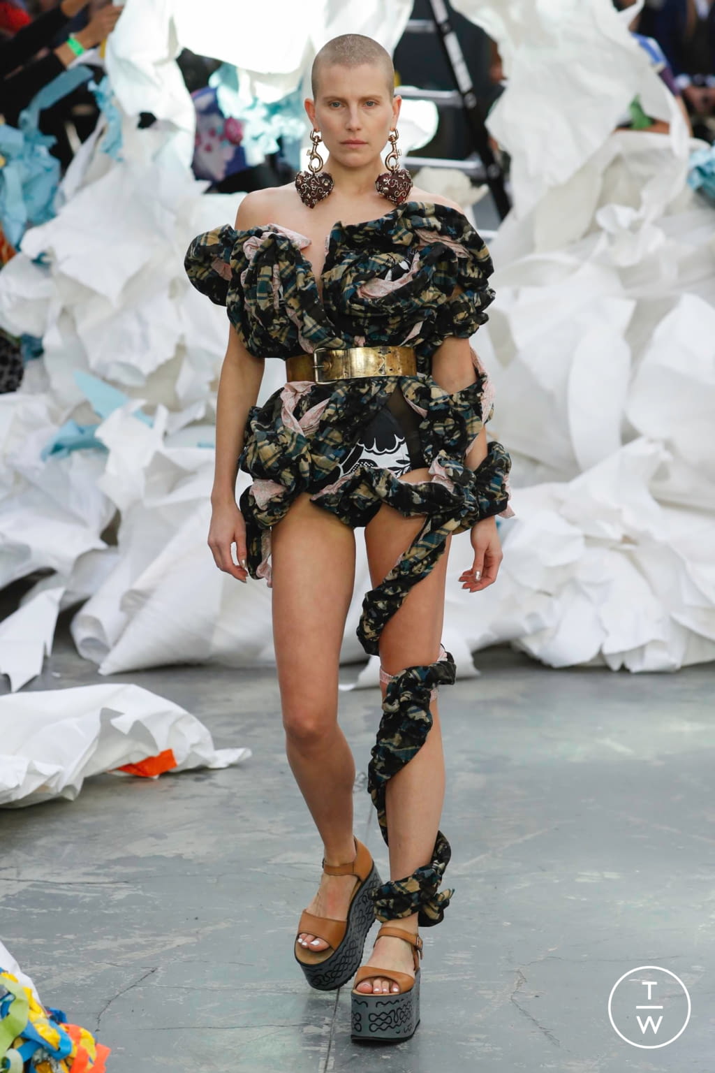 Fashion Week Paris Spring/Summer 2019 look 61 from the Andreas Kronthaler for Vivienne Westwood collection 女装