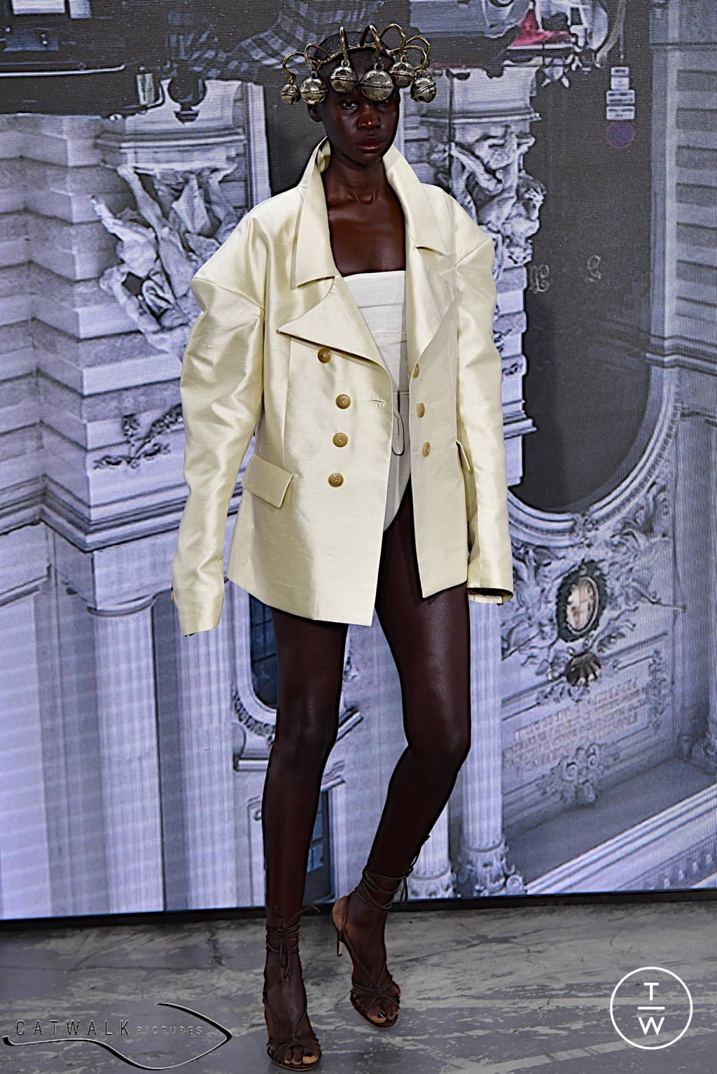 Fashion Week Paris Spring/Summer 2022 look 10 from the Andreas Kronthaler for Vivienne Westwood collection 女装
