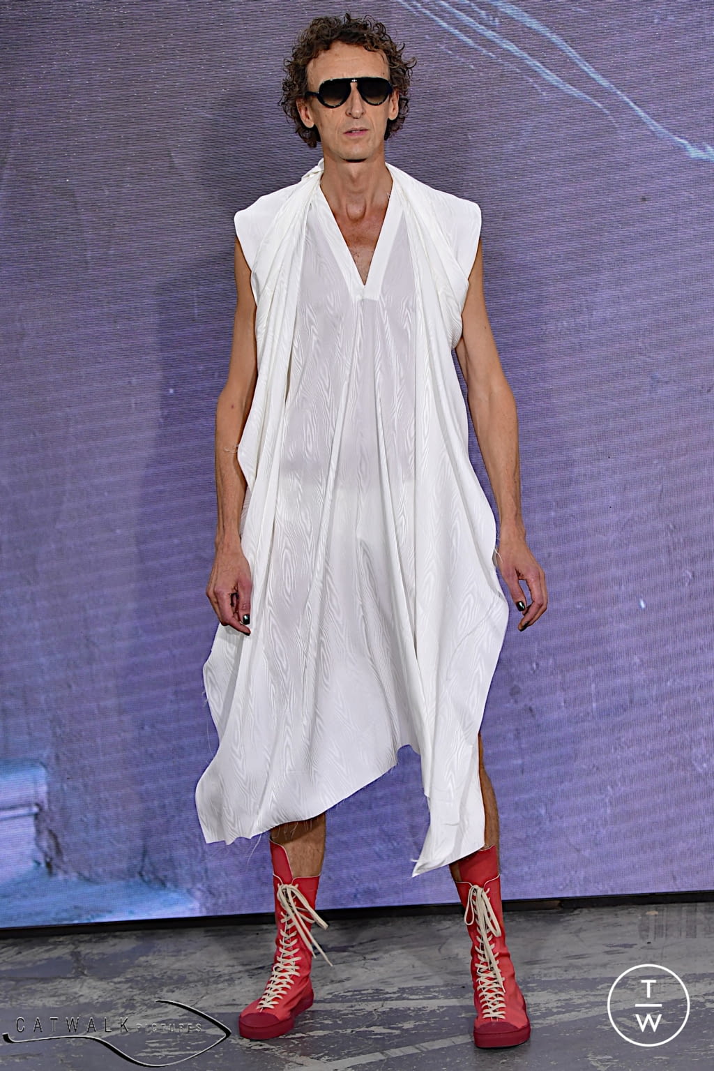 Fashion Week Paris Spring/Summer 2022 look 13 from the Andreas Kronthaler for Vivienne Westwood collection womenswear