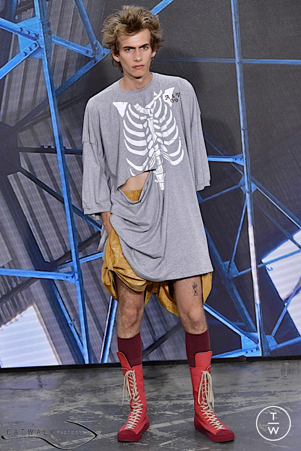 Fashion Week Paris Spring/Summer 2022 look 15 from the Andreas Kronthaler for Vivienne Westwood collection womenswear
