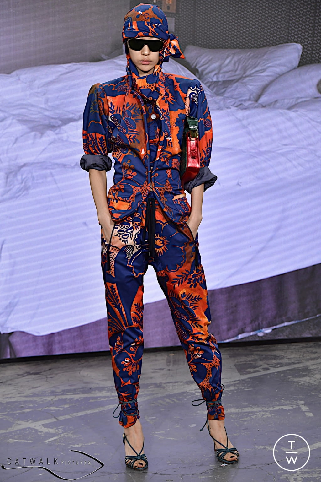 Fashion Week Paris Spring/Summer 2022 look 21 from the Andreas Kronthaler for Vivienne Westwood collection womenswear