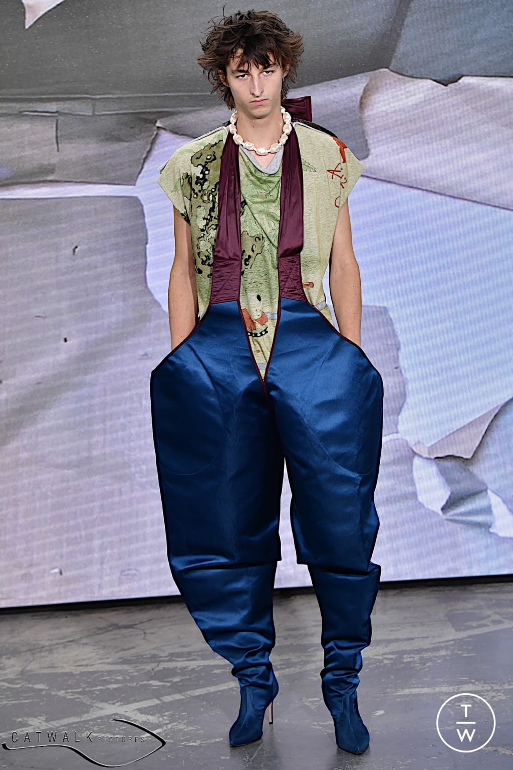 Fashion Week Paris Spring/Summer 2022 look 20 from the Andreas Kronthaler for Vivienne Westwood collection 女装