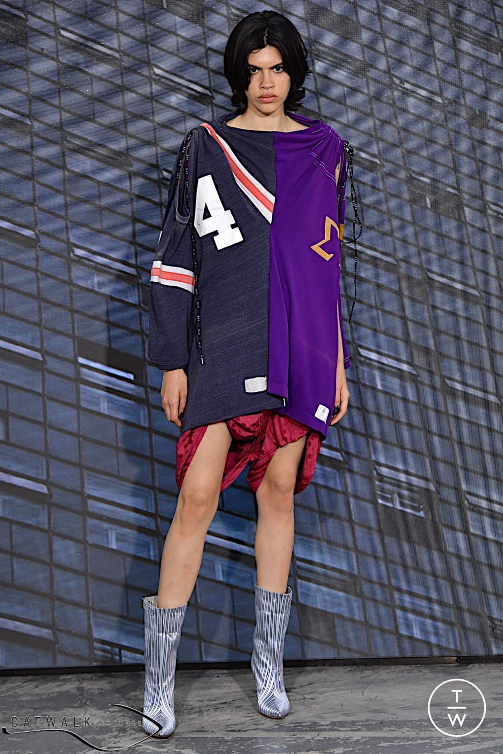 Fashion Week Paris Spring/Summer 2022 look 23 from the Andreas Kronthaler for Vivienne Westwood collection womenswear