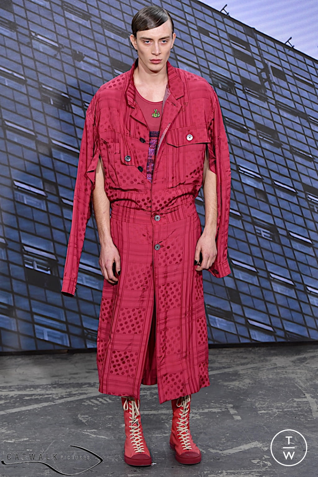 Fashion Week Paris Spring/Summer 2022 look 25 from the Andreas Kronthaler for Vivienne Westwood collection womenswear