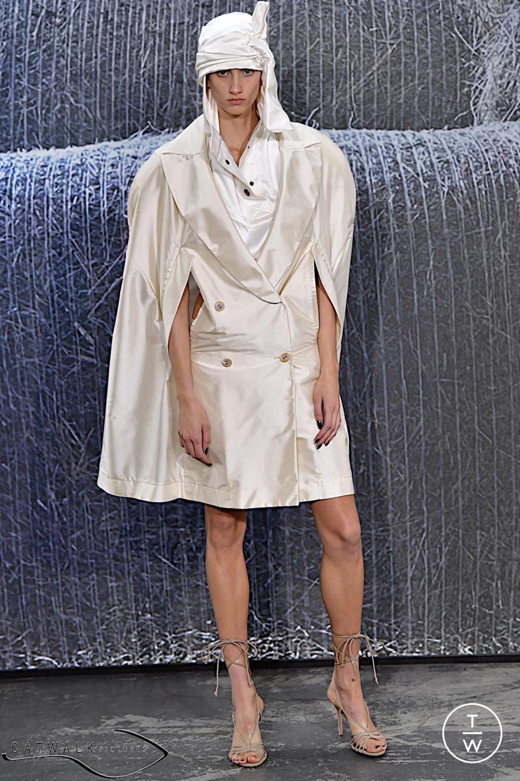 Fashion Week Paris Spring/Summer 2022 look 29 from the Andreas Kronthaler for Vivienne Westwood collection womenswear