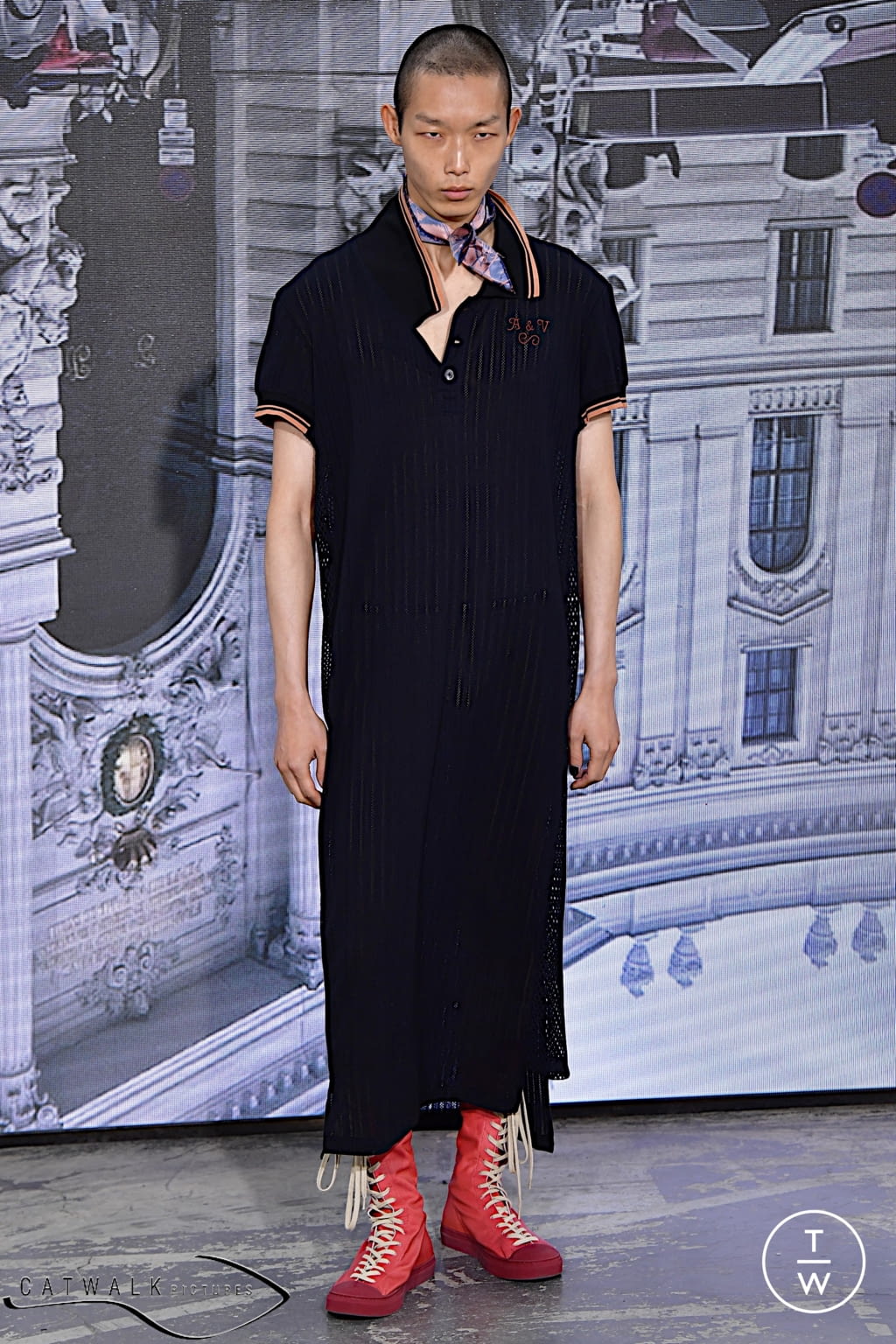 Fashion Week Paris Spring/Summer 2022 look 26 from the Andreas Kronthaler for Vivienne Westwood collection womenswear