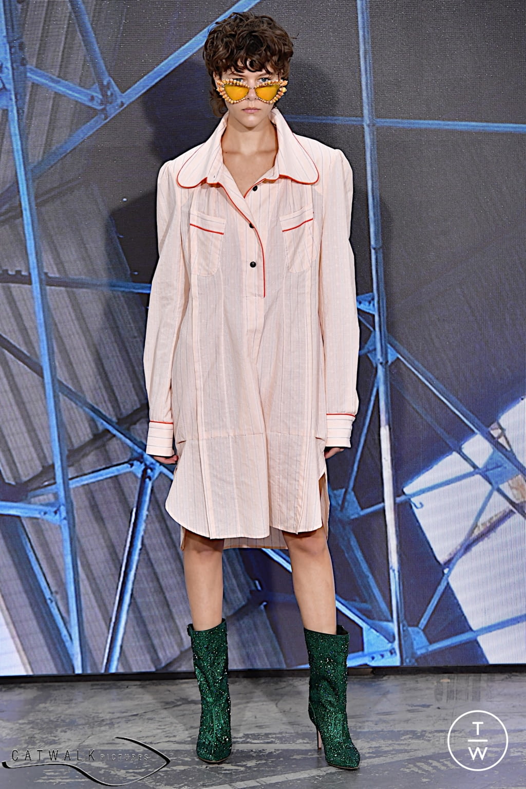 Fashion Week Paris Spring/Summer 2022 look 32 from the Andreas Kronthaler for Vivienne Westwood collection womenswear