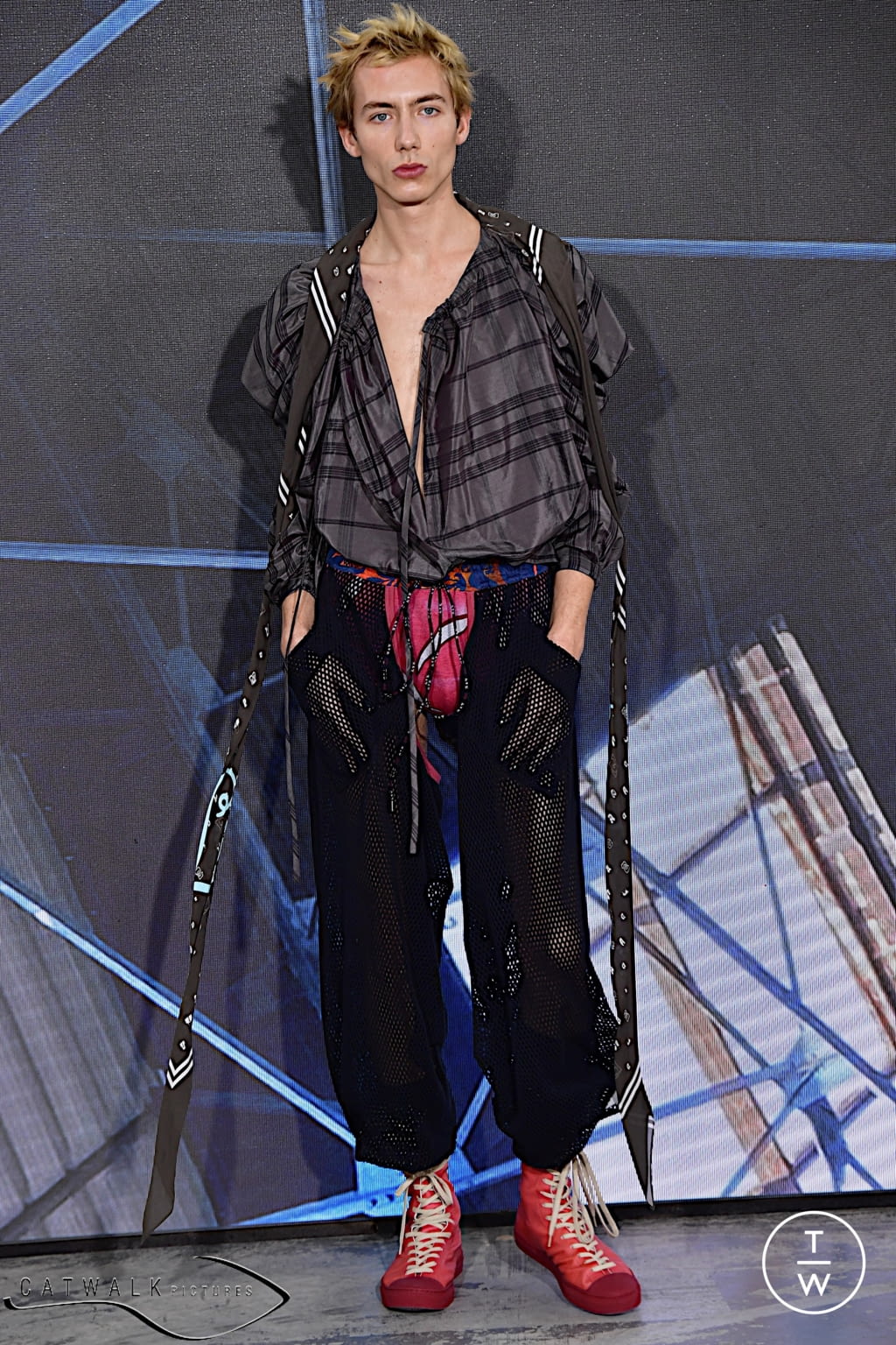 Fashion Week Paris Spring/Summer 2022 look 36 from the Andreas Kronthaler for Vivienne Westwood collection womenswear