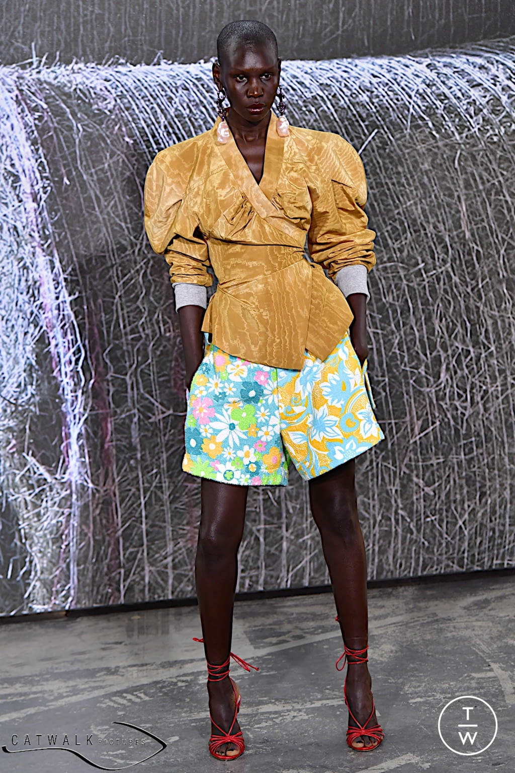 Fashion Week Paris Spring/Summer 2022 look 45 from the Andreas Kronthaler for Vivienne Westwood collection 女装