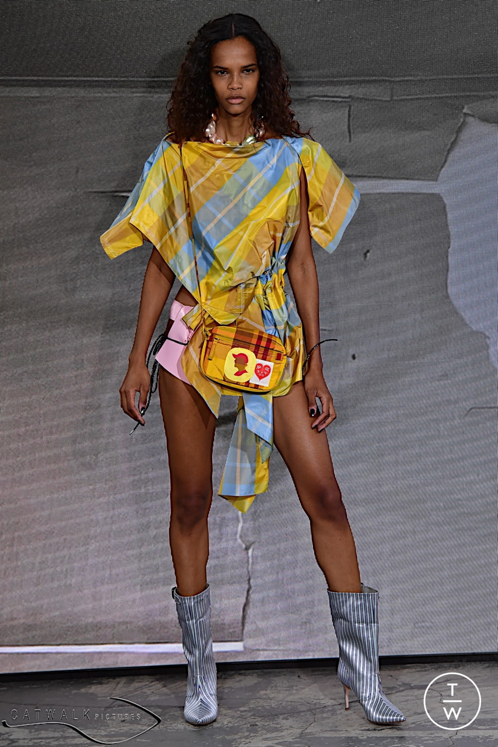 Fashion Week Paris Spring/Summer 2022 look 42 from the Andreas Kronthaler for Vivienne Westwood collection 女装
