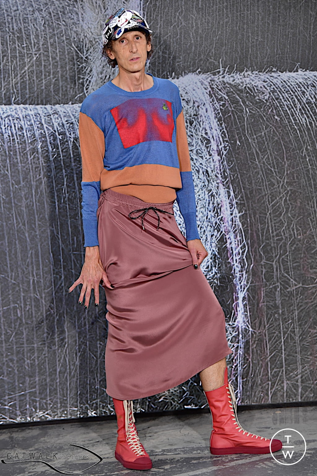 Fashion Week Paris Spring/Summer 2022 look 66 from the Andreas Kronthaler for Vivienne Westwood collection 女装