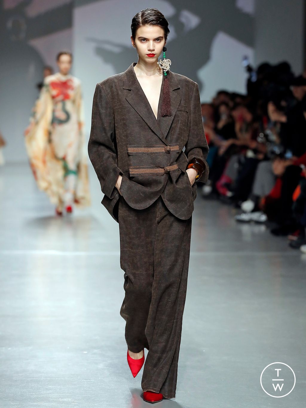 Fashion Week Paris Fall/Winter 2024 look 7 de la collection Vivienne Tam womenswear