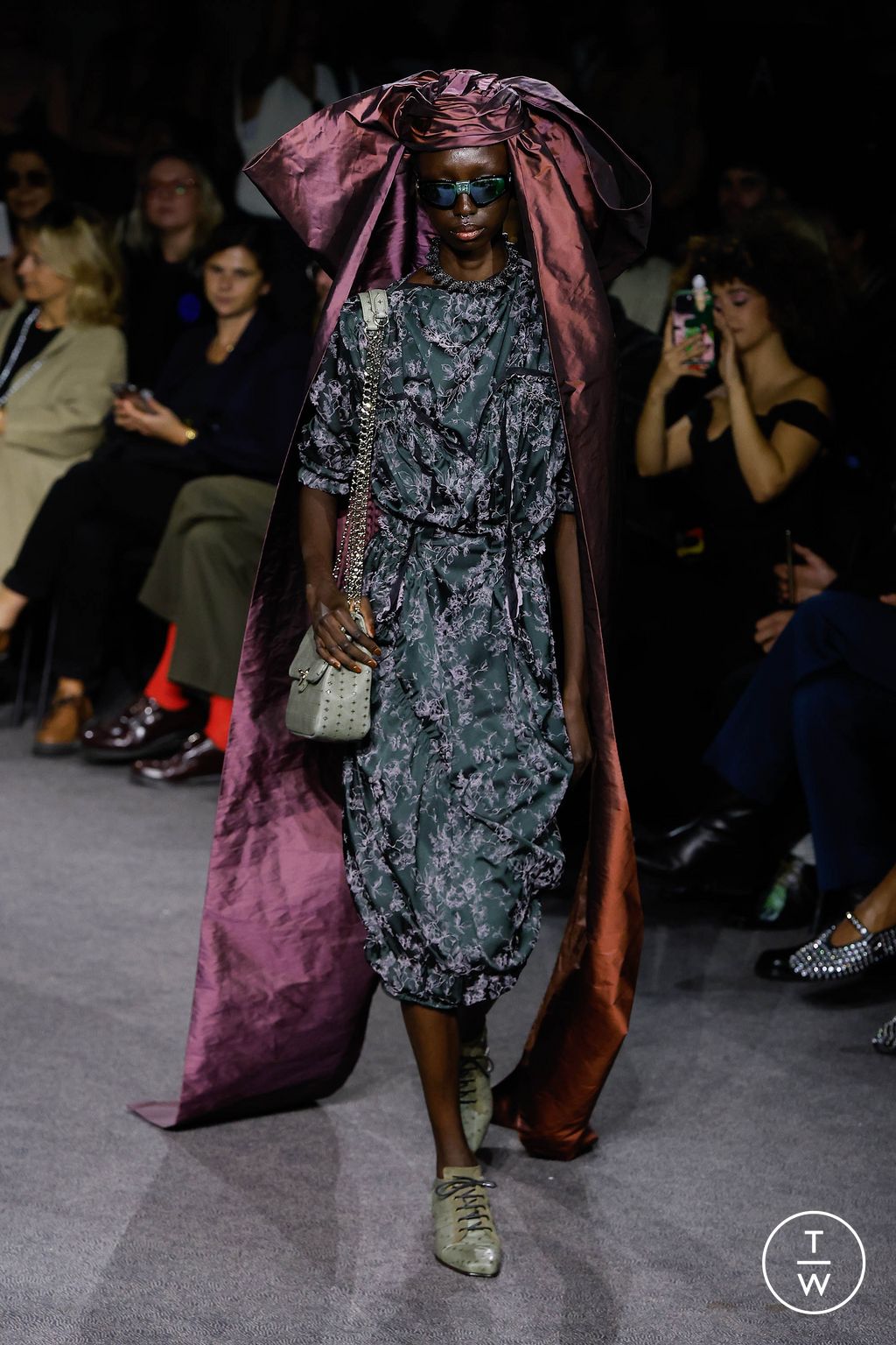 Fashion Week Paris Spring/Summer 2024 look 5 from the Andreas Kronthaler for Vivienne Westwood collection 女装