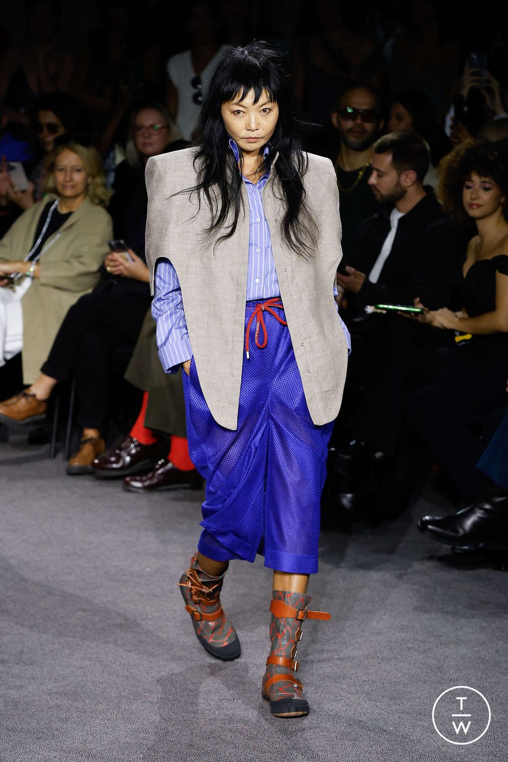 Fashion Week Paris Spring/Summer 2024 look 6 from the Andreas Kronthaler for Vivienne Westwood collection 女装