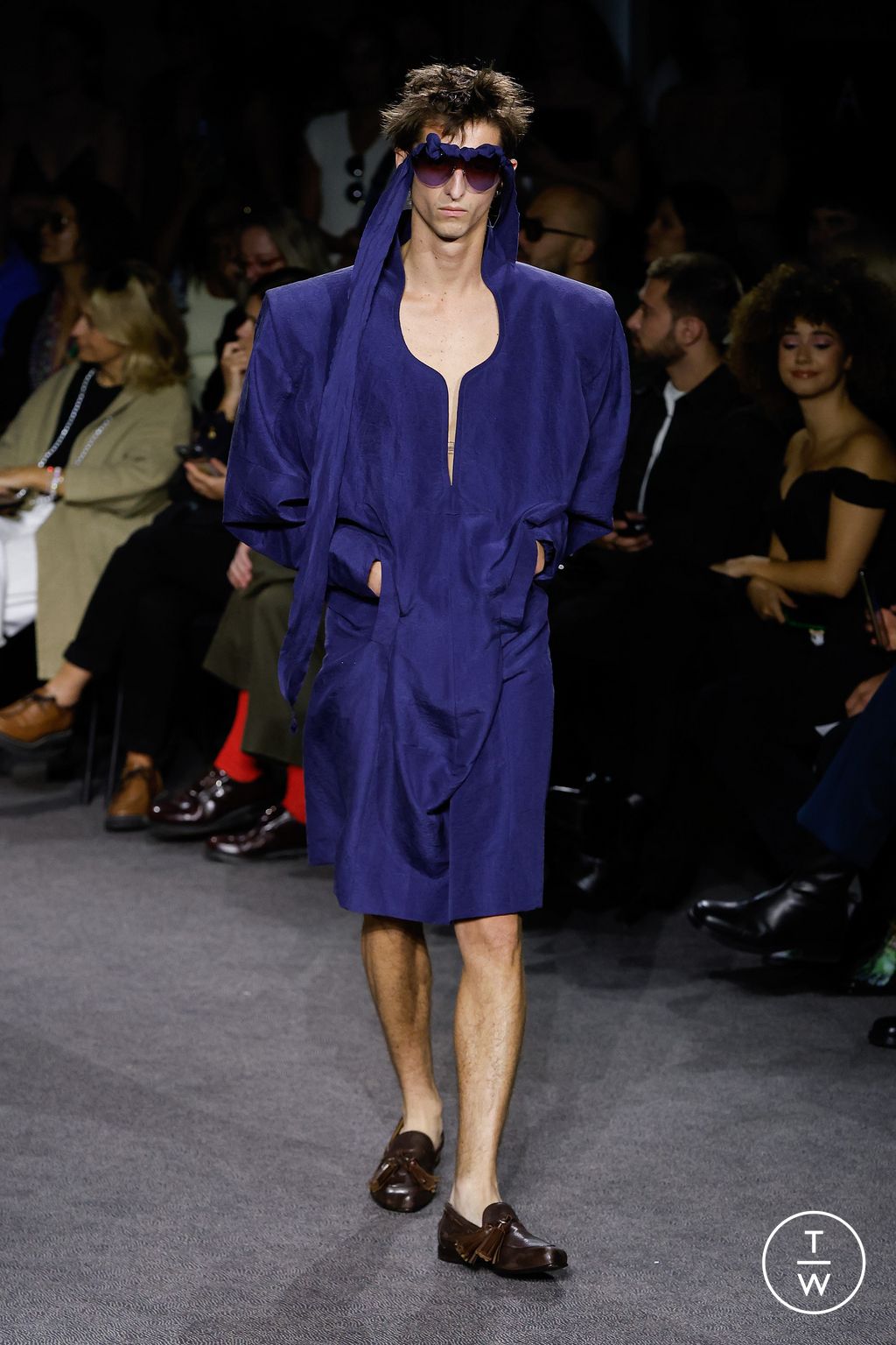 Fashion Week Paris Spring/Summer 2024 look 11 from the Andreas Kronthaler for Vivienne Westwood collection 女装