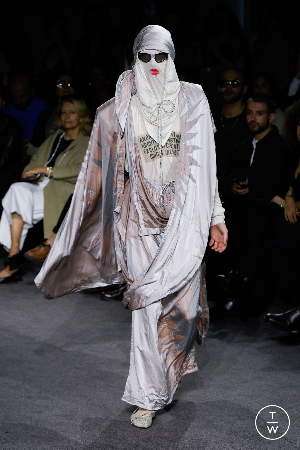 Fashion Week Paris Spring/Summer 2024 look 13 from the Andreas Kronthaler for Vivienne Westwood collection 女装