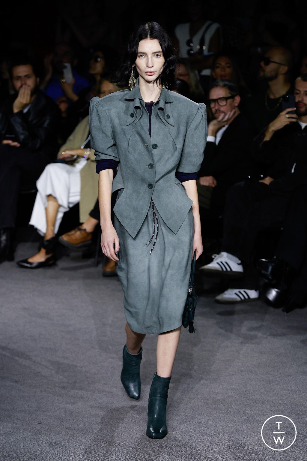 Fashion Week Paris Spring/Summer 2024 look 15 from the Andreas Kronthaler for Vivienne Westwood collection 女装