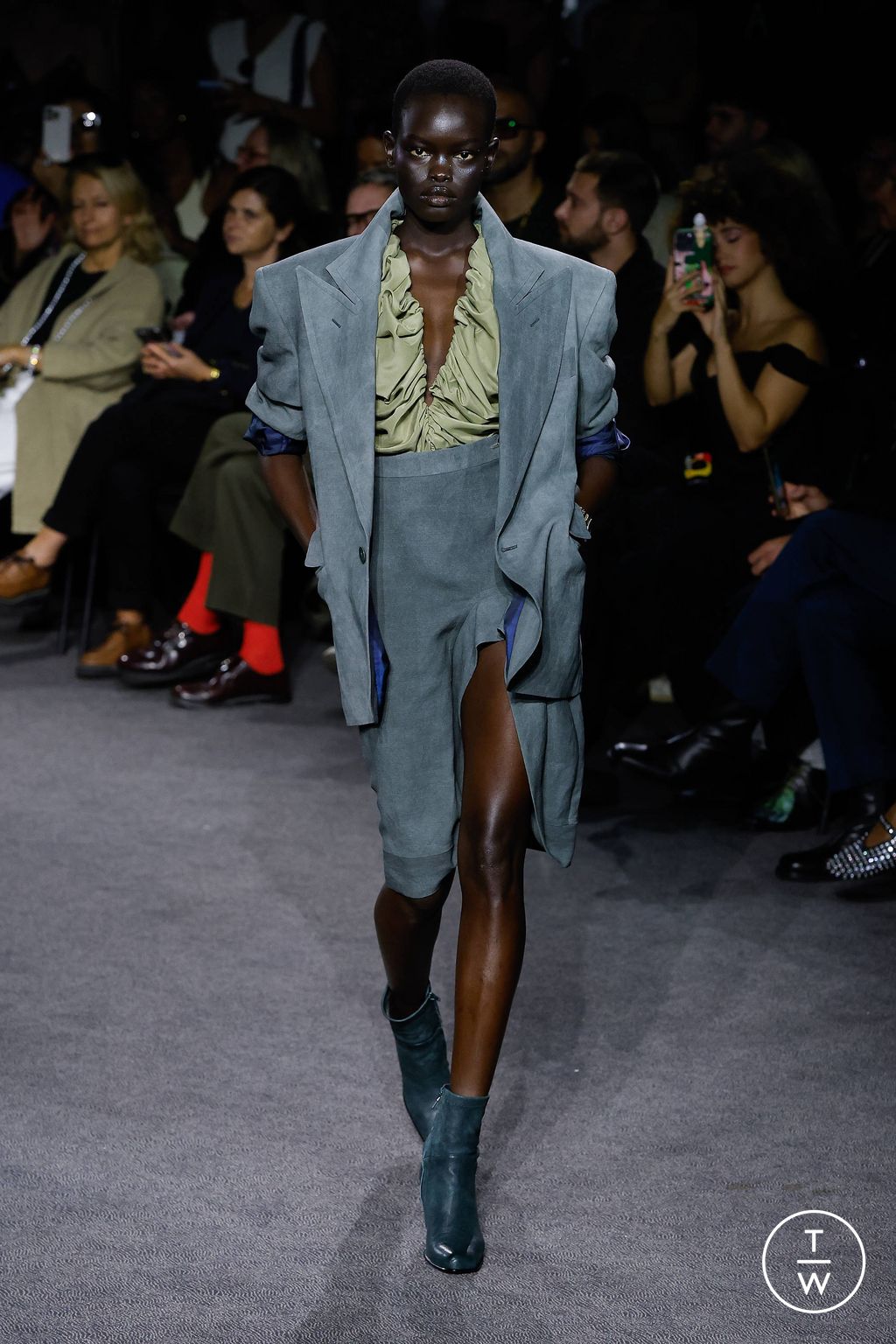Fashion Week Paris Spring/Summer 2024 look 21 from the Andreas Kronthaler for Vivienne Westwood collection 女装
