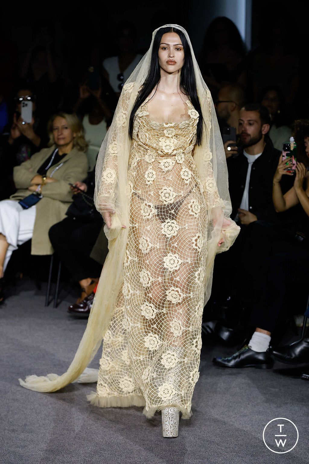 Fashion Week Paris Spring/Summer 2024 look 30 from the Andreas Kronthaler for Vivienne Westwood collection 女装