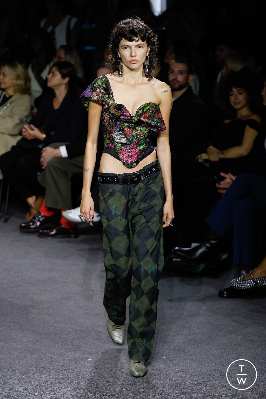 Fashion Week Paris Spring/Summer 2024 look 37 from the Andreas Kronthaler for Vivienne Westwood collection womenswear