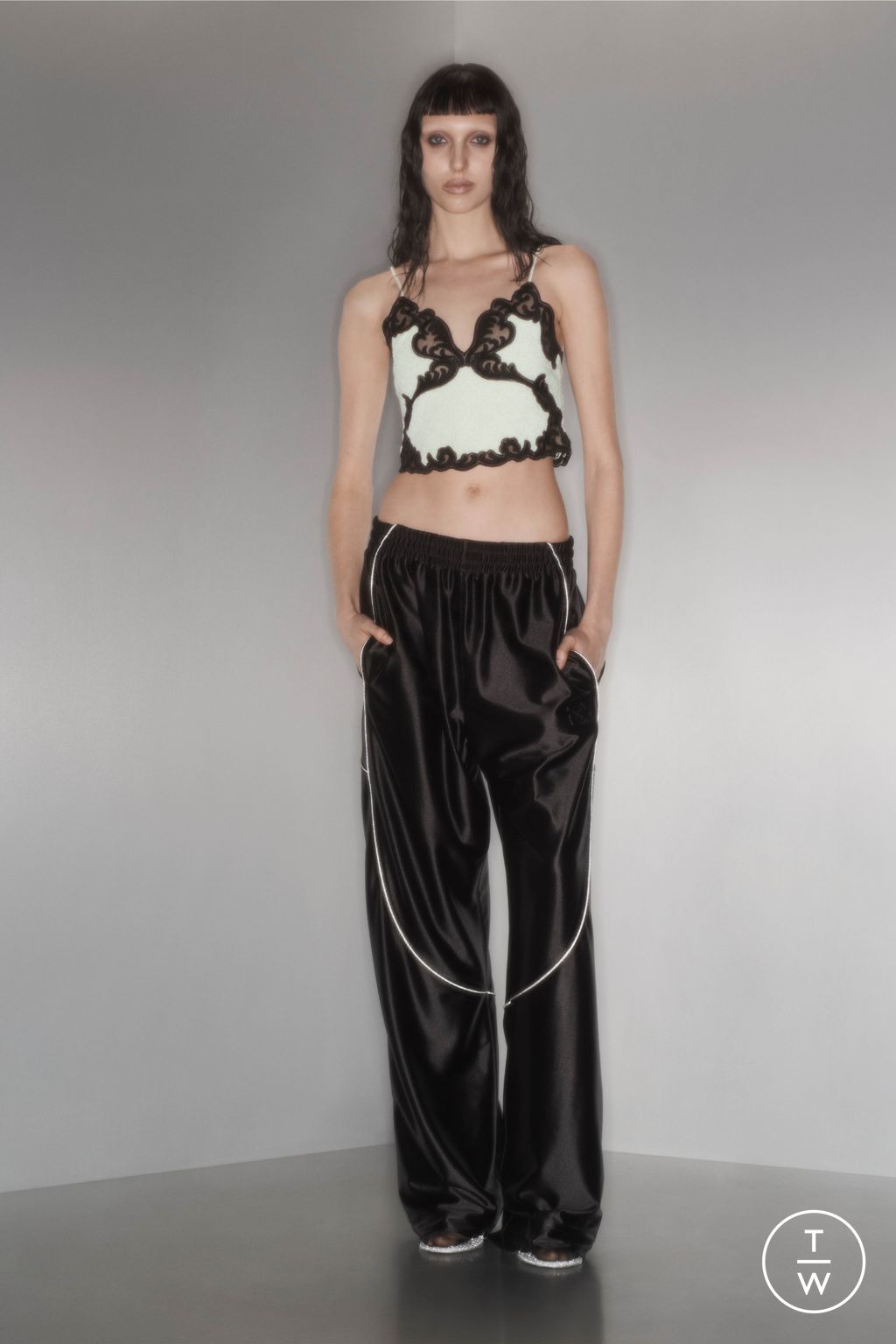 Fashion Week New York Pre-Fall 2023 look 18 from the Alexander Wang collection 女装
