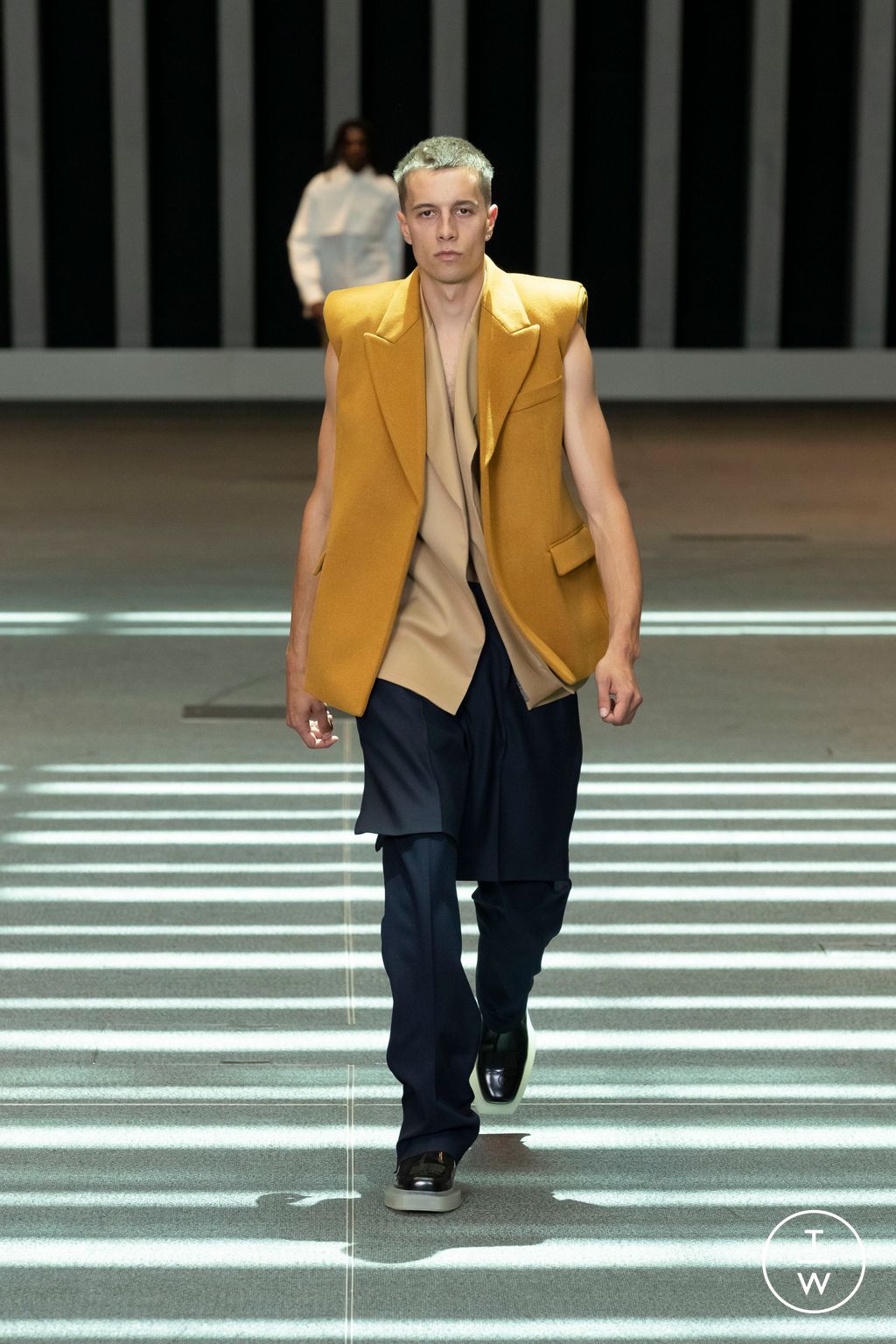 Fashion Week Paris Spring/Summer 2023 look 22 from the VTMNTS collection 男装