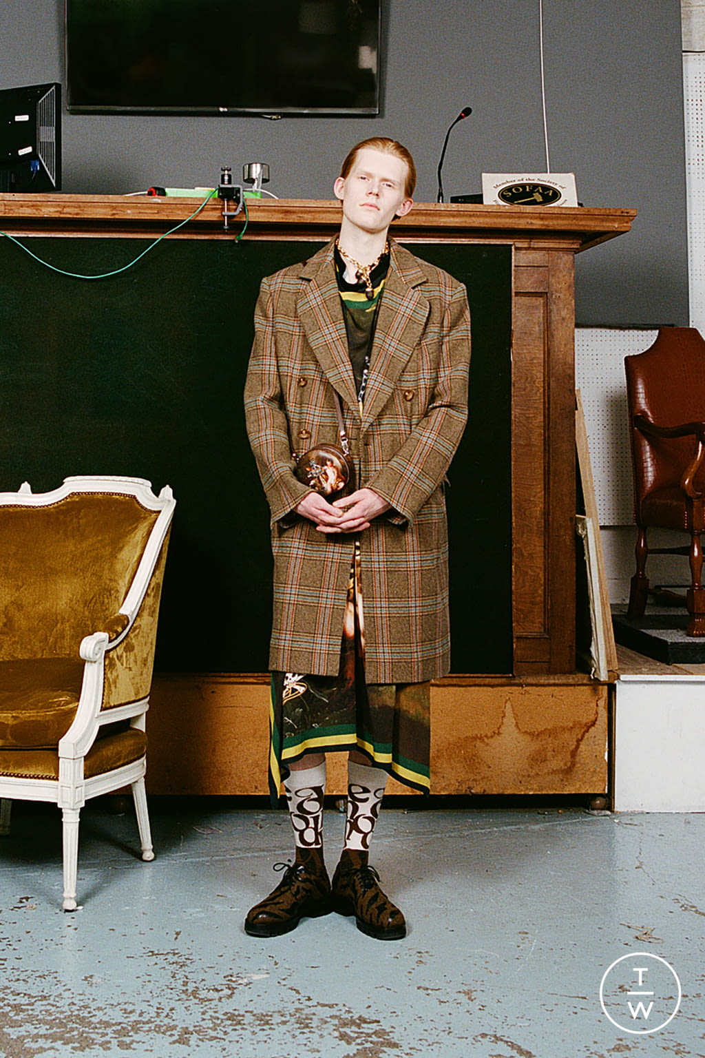Fashion Week London Fall/Winter 2022 look 13 from the Vivienne Westwood collection womenswear
