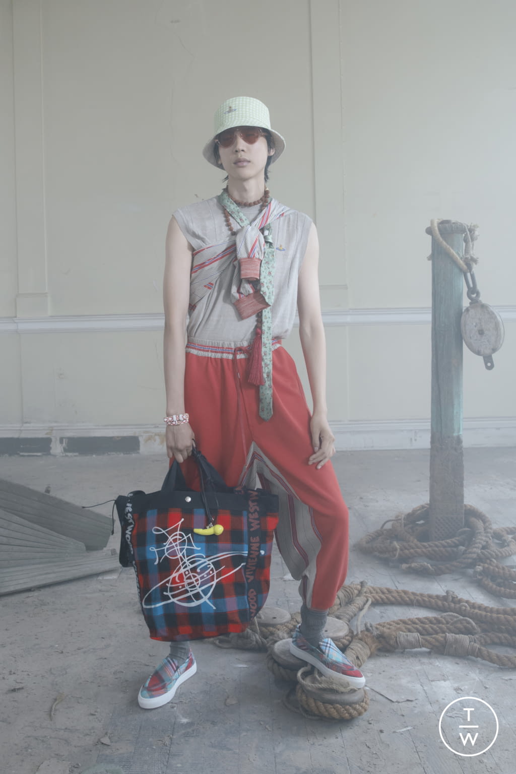 Fashion Week London Spring/Summer 2022 look 58 from the Vivienne Westwood collection 女装