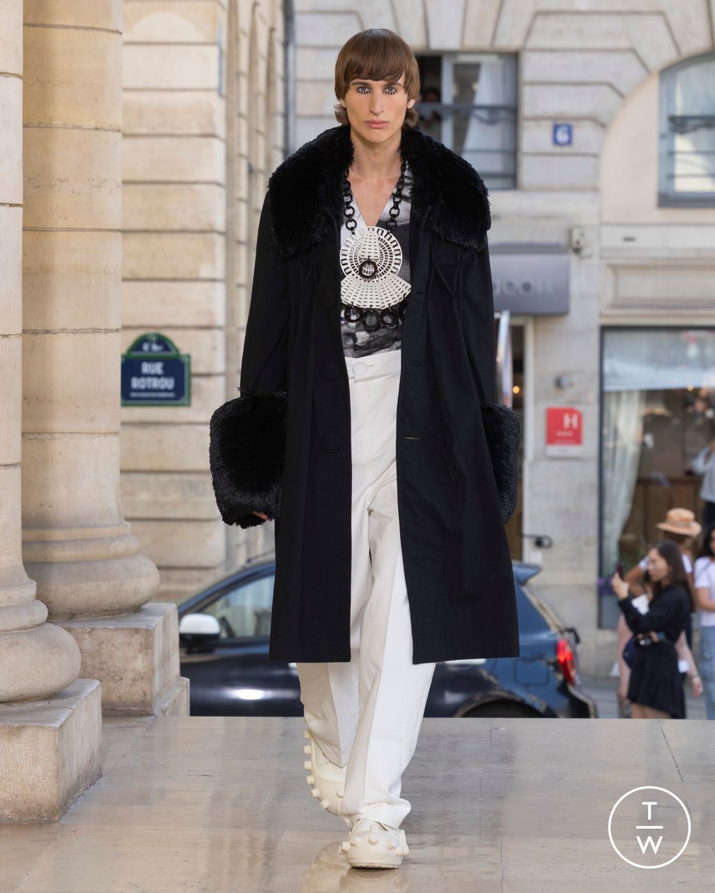 Fashion Week Paris Spring/Summer 2026 look 13 de la collection Walter Van Beirendonck menswear