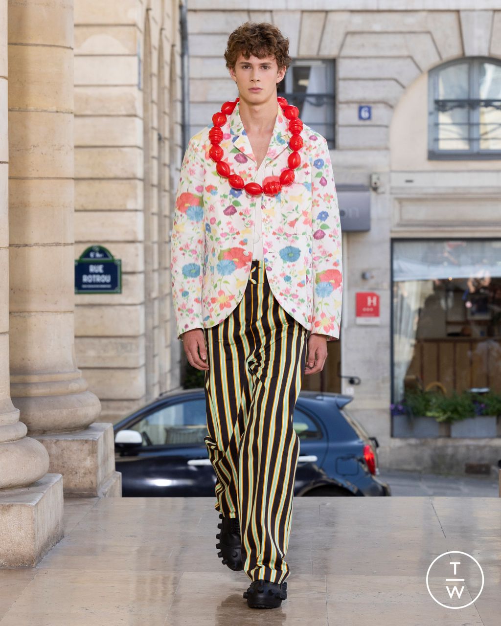 Fashion Week Paris Spring/Summer 2026 look 24 from the Walter Van Beirendonck collection 男装