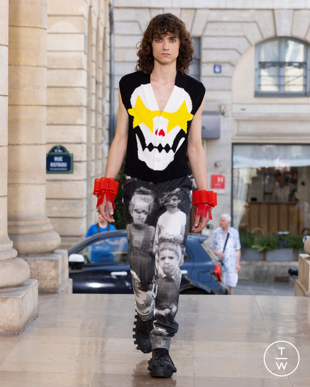 Fashion Week Paris Spring/Summer 2026 look 27 from the Walter Van Beirendonck collection menswear