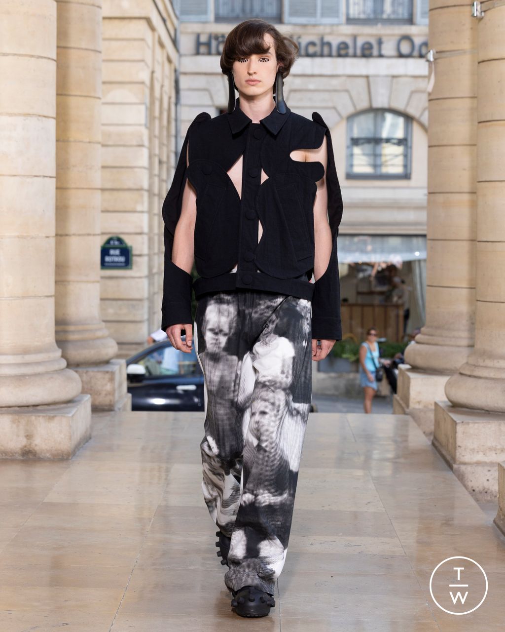 Fashion Week Paris Spring/Summer 2026 look 33 from the Walter Van Beirendonck collection menswear