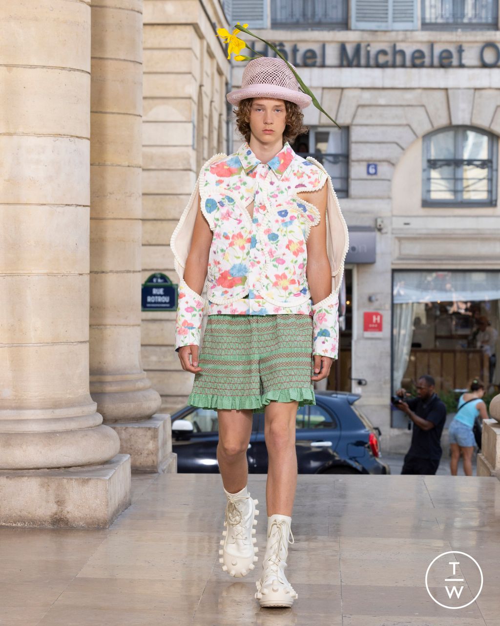 Fashion Week Paris Spring/Summer 2026 look 34 from the Walter Van Beirendonck collection menswear